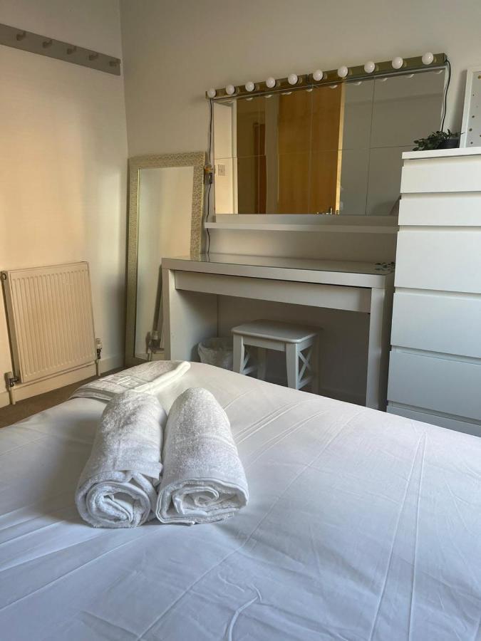Pass The Keys Lovely 2Bedroom Flat With Balcony Единбург Екстериор снимка